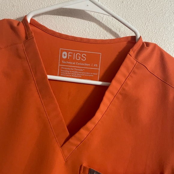 FIGS Catarina One-Pocket Scrub Top - Picture 4 of 4